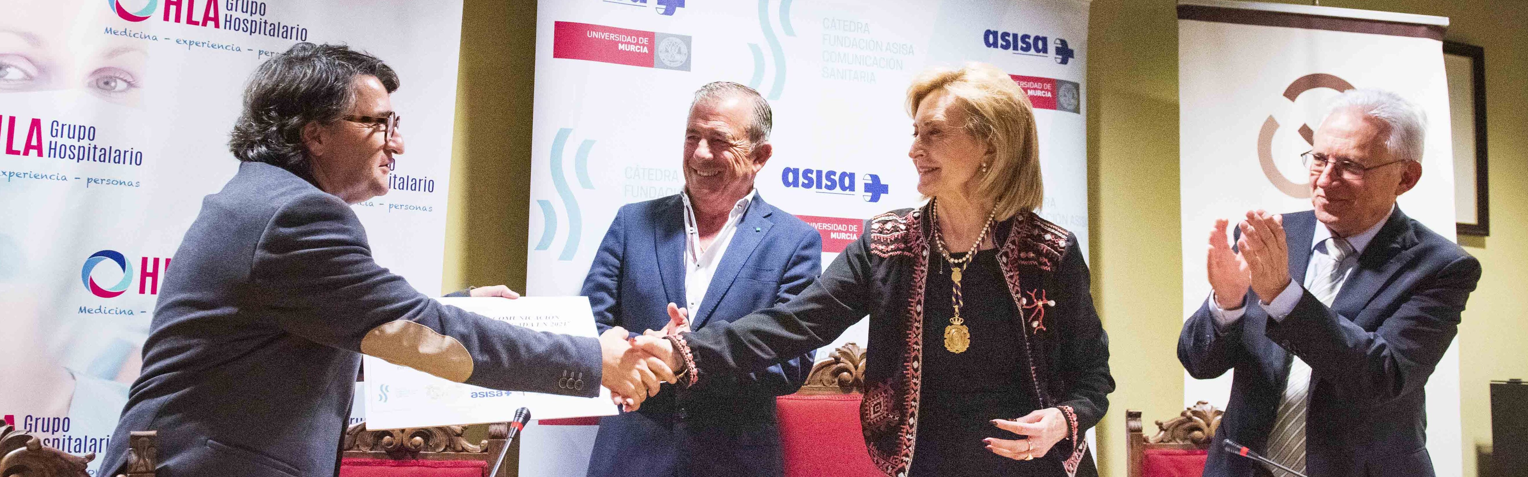 El periodista Diego Sánchez gana el premio de la Cátedra Asisa de Comunicación Sanitaria al mejor trabajo periodístico sobre la Covid-19