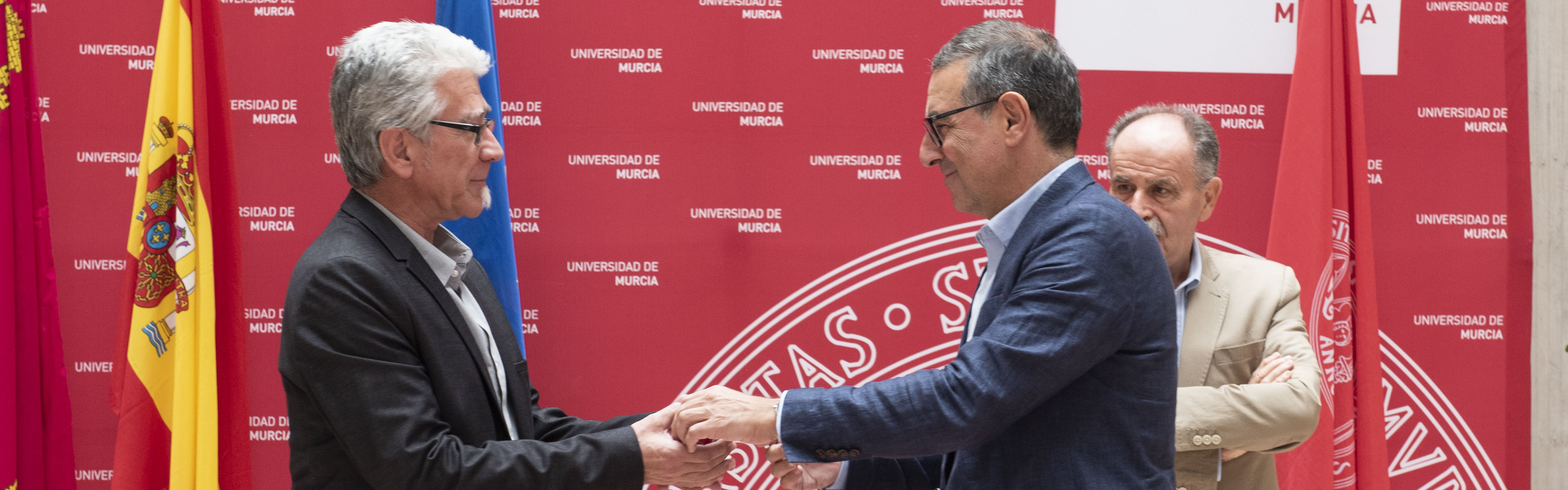 Nota de prensa - Juan José Vera toma posesión de su cargo como Defensor Universitario de la UMU para una segunda legislatura