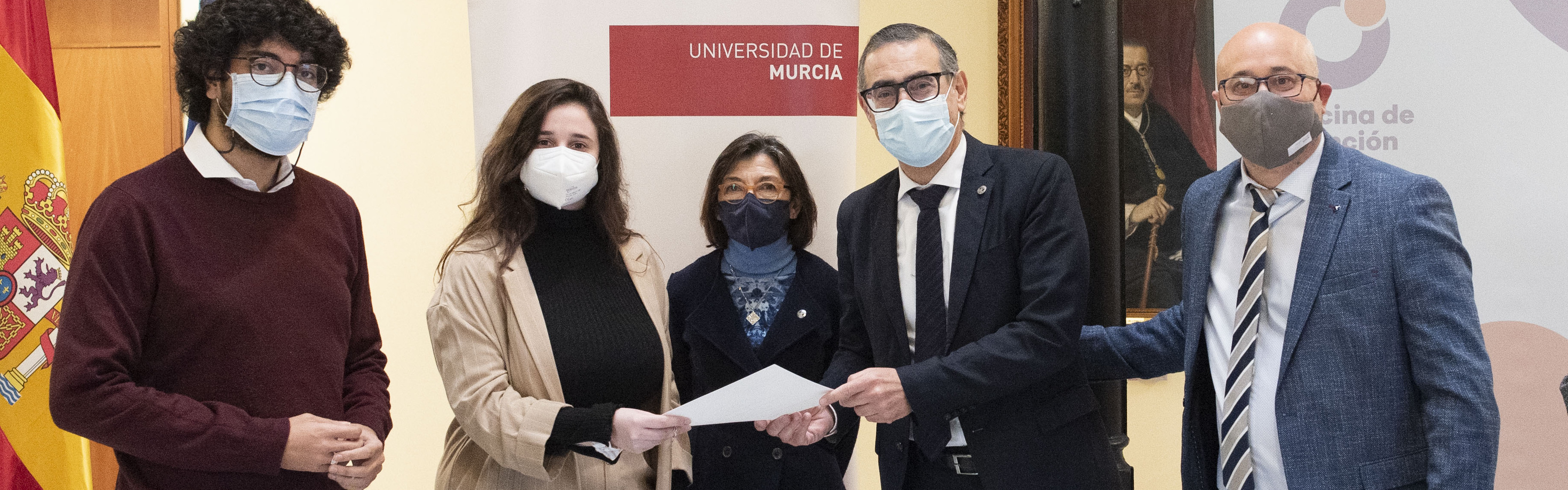 El Consejo de Estudiantes de la UMU dona 5.500 euros para ayudar a universitarios en riesgo social