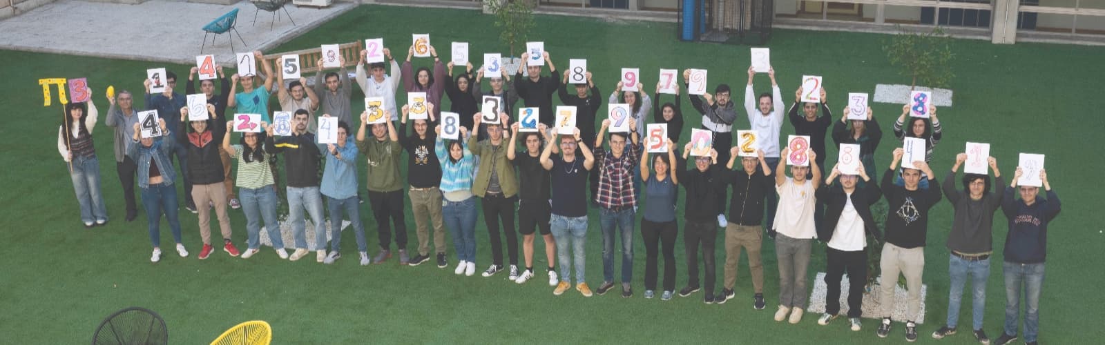 El alumnado de Física Computacional celebra el ‘Día de Pi’ con una vistosa iniciativa