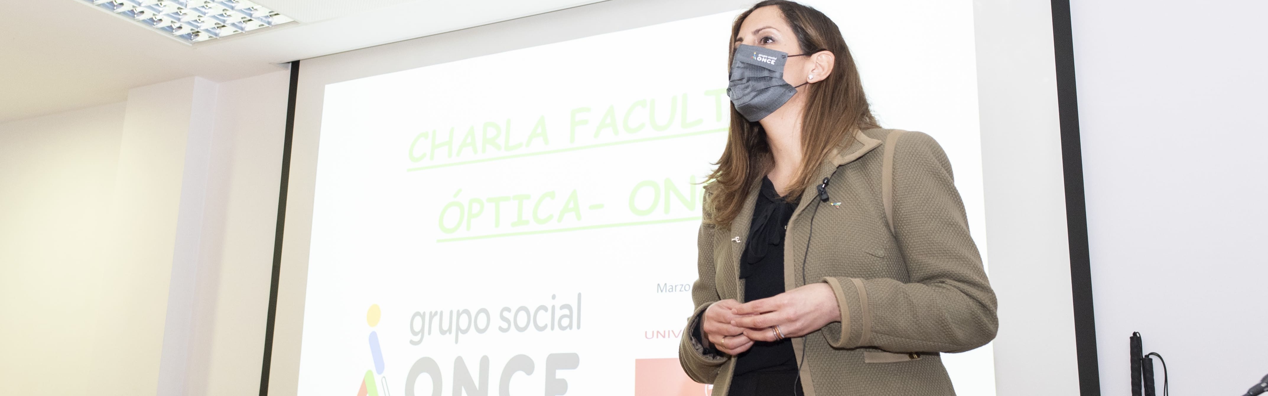 La Fundación ONCE explica sus servicios al alumnado de Óptica y Optometría
