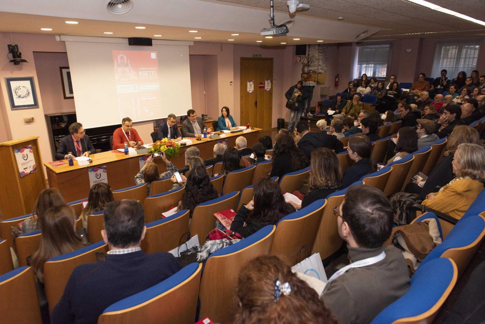 El académico Nuccio Ordine participa en un congreso en la UMU