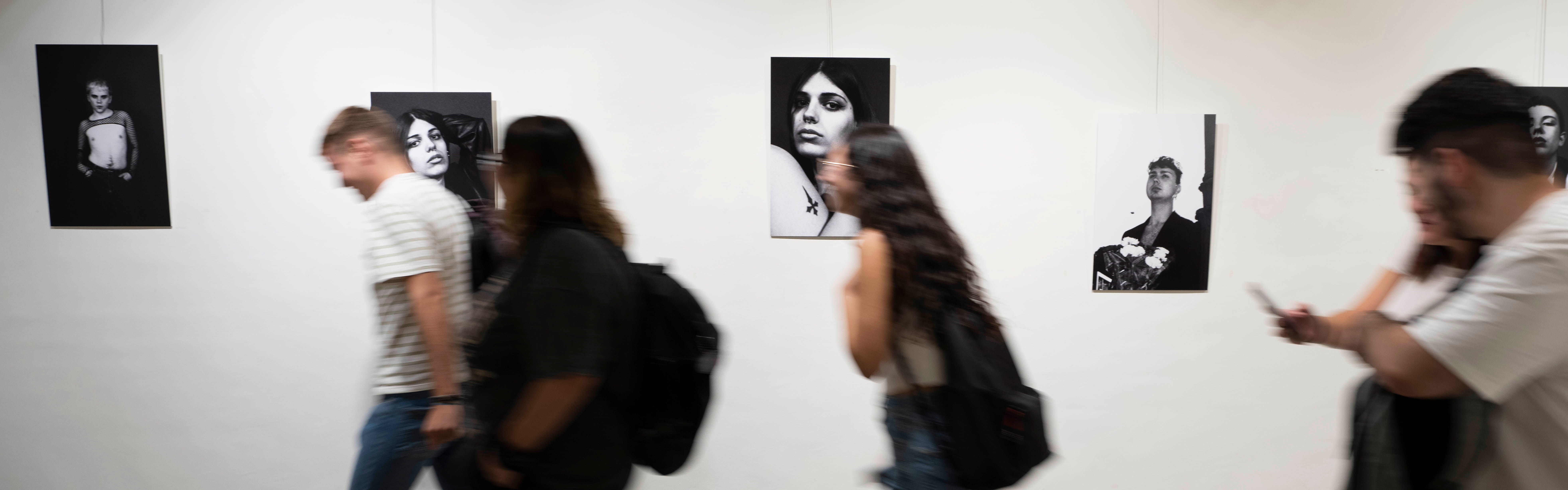 La Facultad de Comunicación y Documentación expone el proyecto fotográfico 'Vulnerabilidad queer'