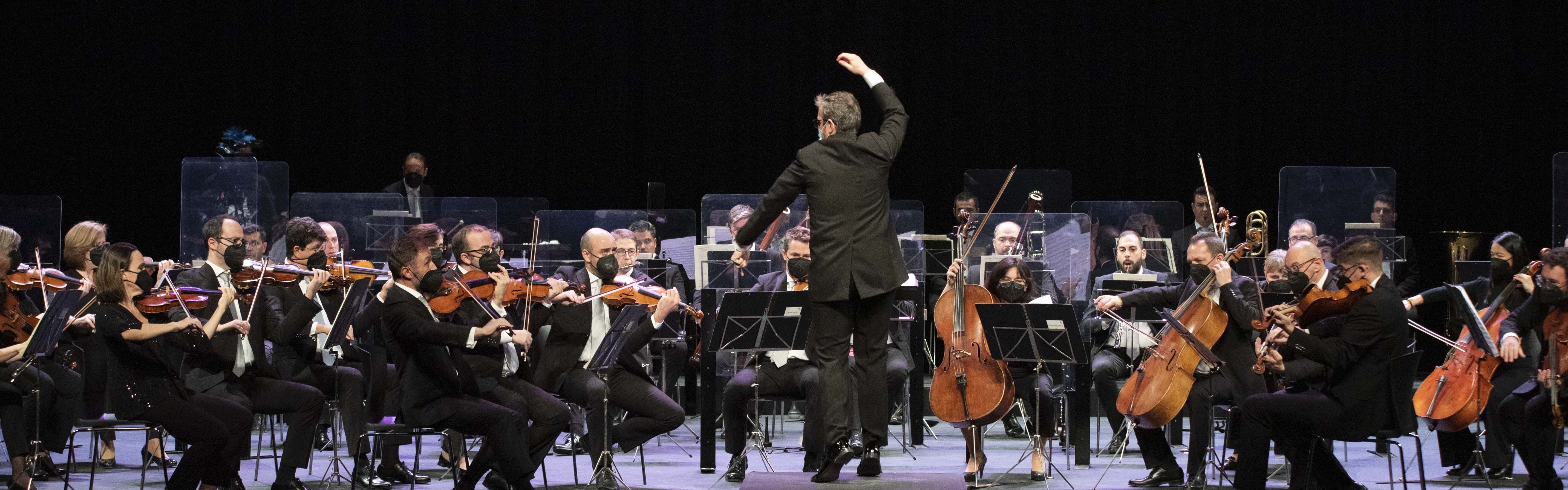 Un Teatro Circo lleno aplaude el concierto de la Orquesta Sinfónica a beneficio de estudiantes de la UMU en riesgo social
