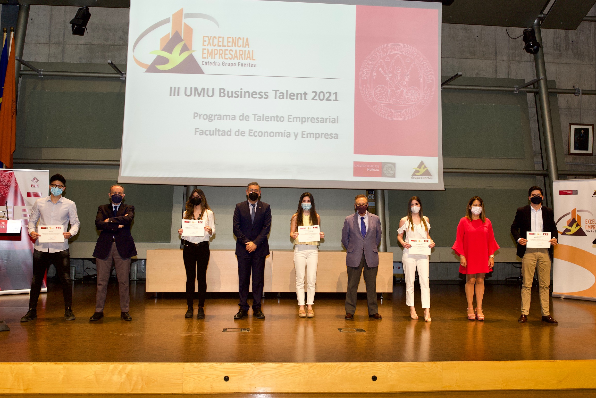 Diplomas a los participantes en el programa Business Talent