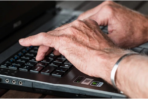 Dos profesores de la UMU investigarán posibles mejoras de la Administración electrónica para personas mayores