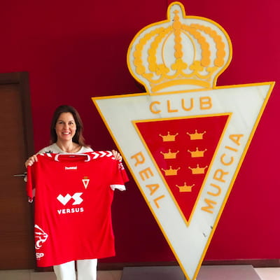 La trabajadora de la UMU Pilar Gámez, ganadora de la camiseta conmemorativa del Real Murcia