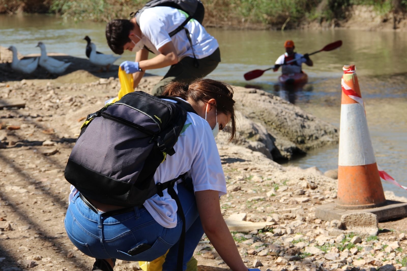 La UMU, el Ayuntamiento de Beniel y SOS Legado Humano reúnen a más de 200 personas en una limpieza del cauce del río Segura