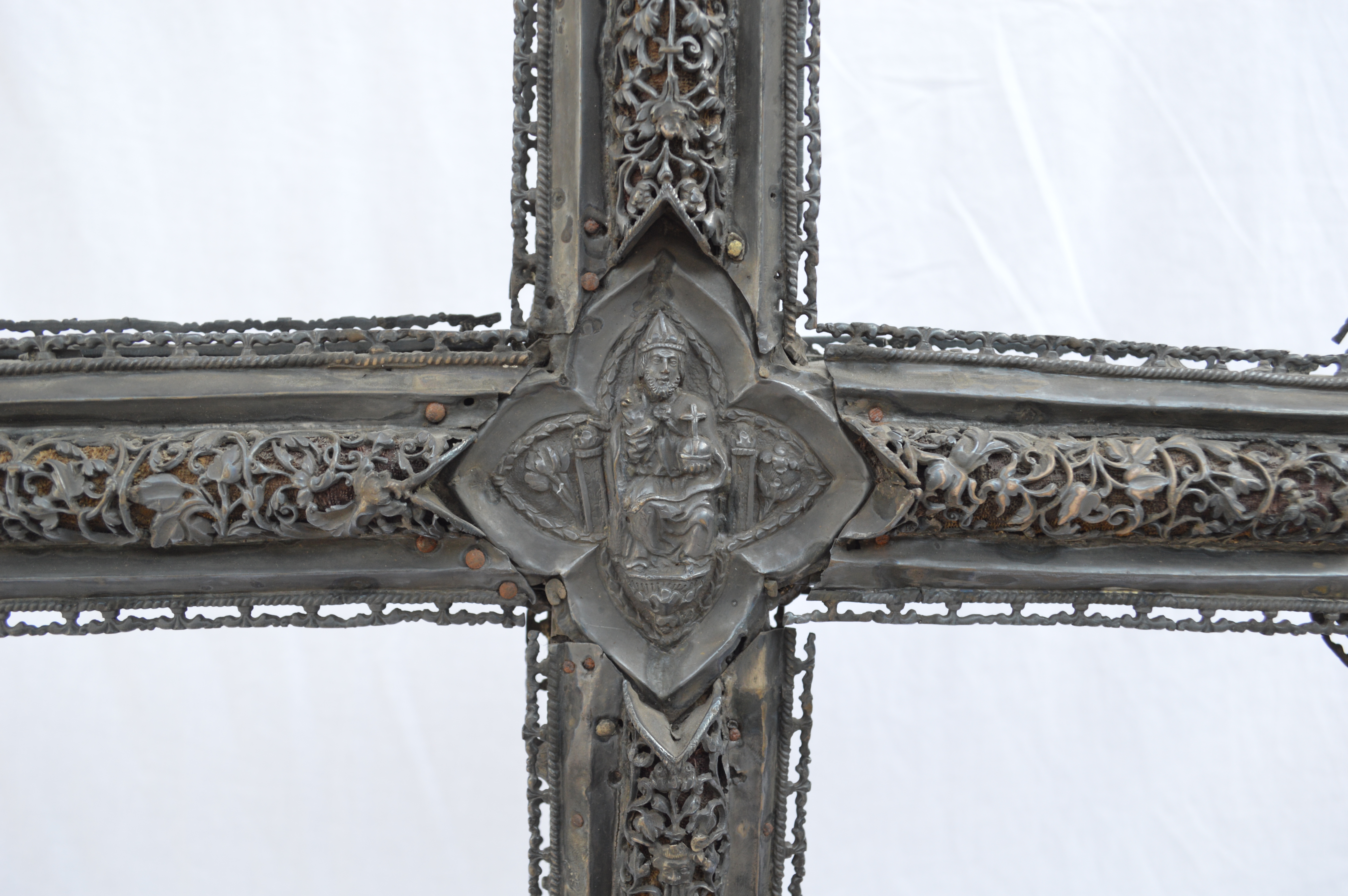 El CEART-UM (Centro de Expertización de Arte de la Universidad de Murcia) estudia, indentifica y certifica una cruz procesional de plata del siglo XVI