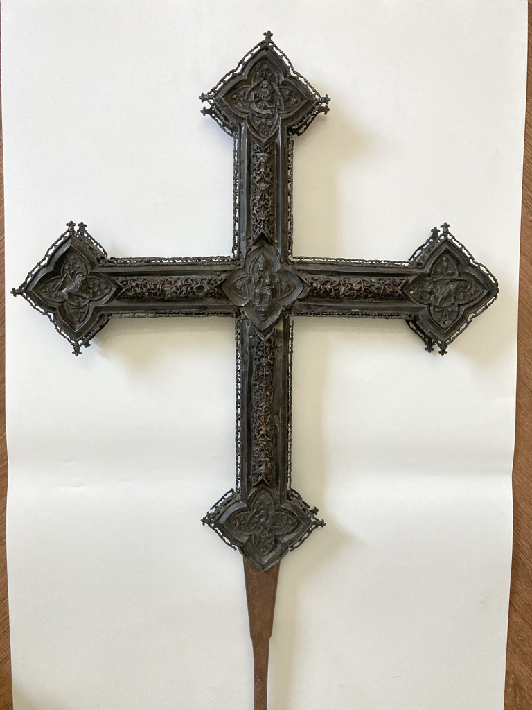 La Universidad de Murcia descubre la relación de una cruz procesional con la platería castellana tardogótica