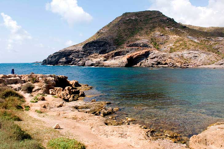 Las playas mediterráneas con bandera azul siguen cumpliendo los niveles de “excelencia” tras el verano, según una investigación de la UMU