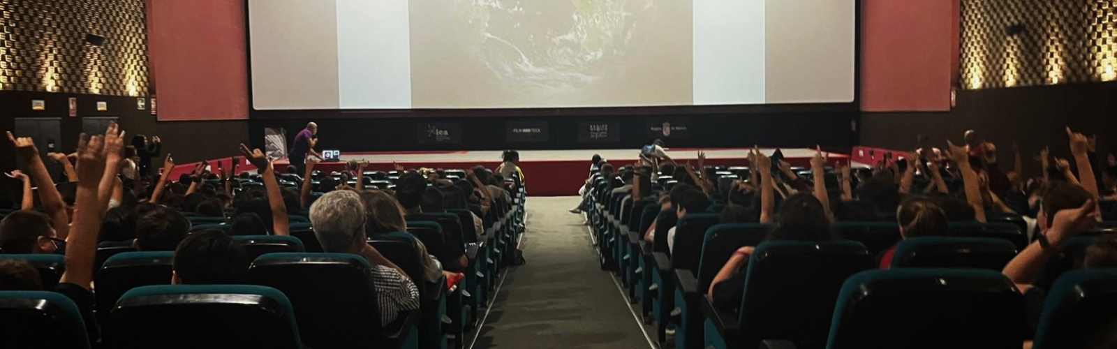 El cinefórum de la UMU 'La ciencia en la gran pantalla' roza el aforo completo en la Filmoteca Regional